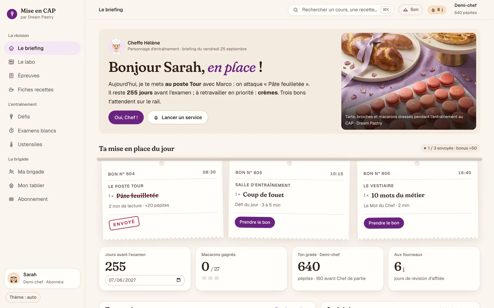 Le briefing du matin dans Mise en CAP : la cheffe annonce le poste du jour, avec trois bons de commande à traiter