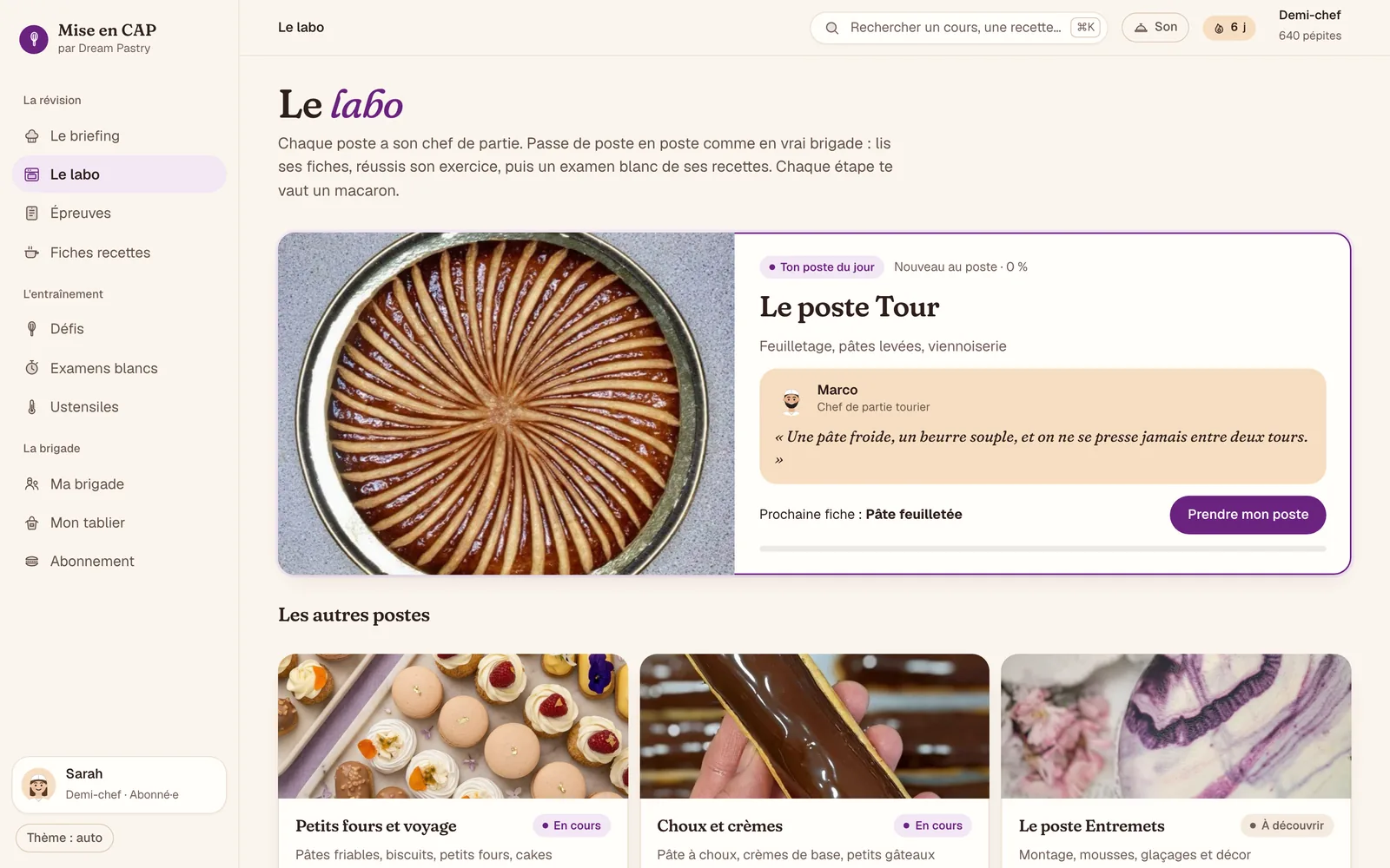 Écran du labo : le poste Tour et son chef de partie, avec la prochaine fiche à lire